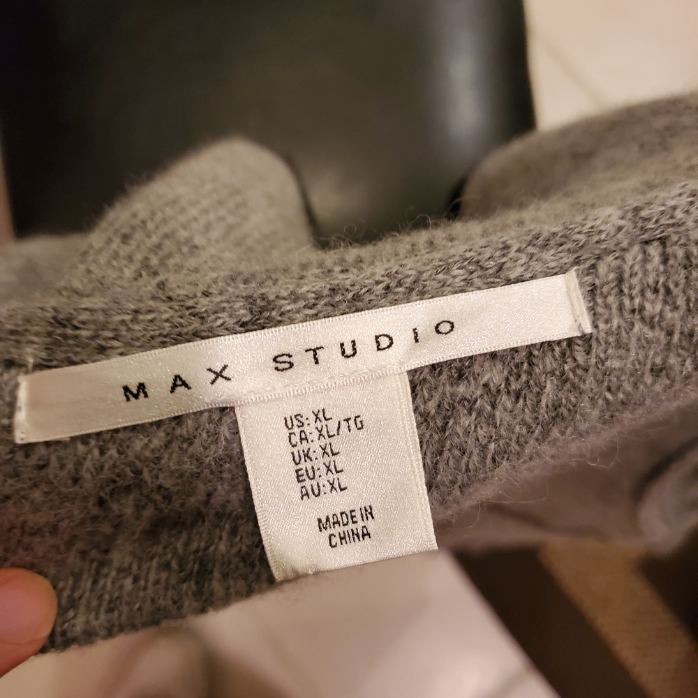 Max studio sweater